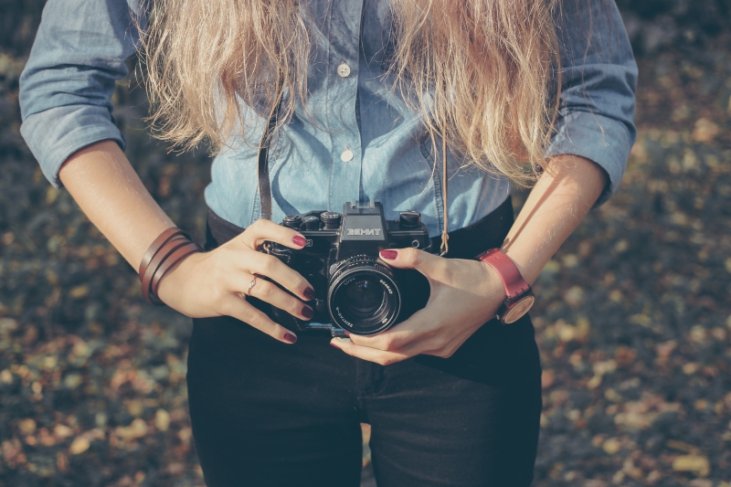 photographe-LE BAR SUR LOUP-min_hand-person-girl-woman-camera-photography-614-pxhere.com