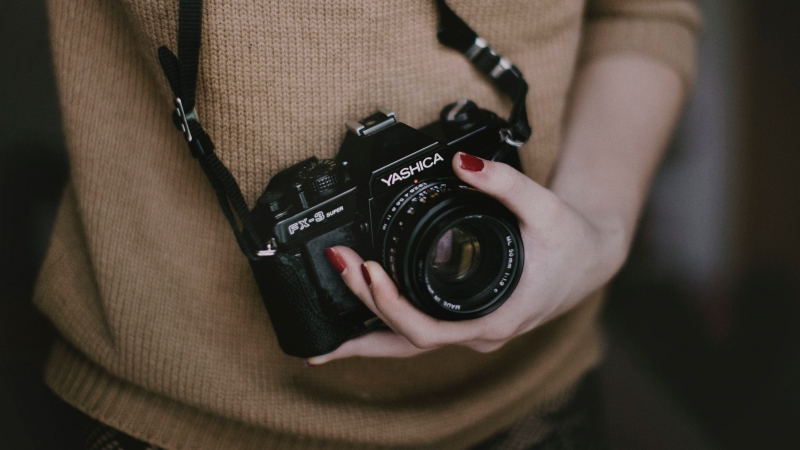 photographe-LE BAR SUR LOUP-min_woman-camera-photography-photographer-slr-dslr-319-pxhere.com